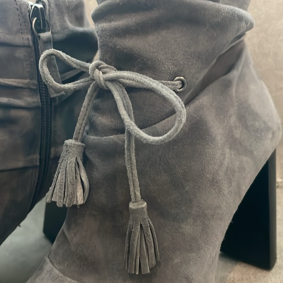 WHBM White House Black Market "Taylor"
Suede Gray Ankle Booties w/Tassels. - Picture 2 of 8